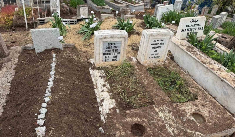 karabukteki-feci-kazada-hayatini-kaybeden-anne-uluisik-diyarbakirda-cocuklarinin-yaninda-defnedildi-tyB4qd86.jpg