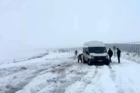 karsta-kar-firtinasinda-mahsur-kalan-araclar-LGpYQj94.jpg