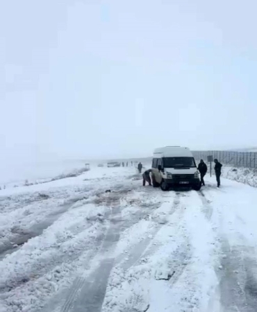 karsta-kar-firtinasinda-mahsur-kalan-araclar-LGpYQj94.jpg