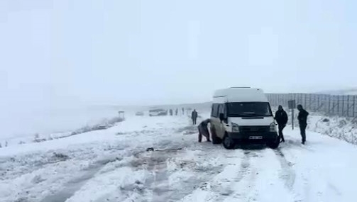 Kars'ta Kar Fırtınasında Mahsur Kalan Araçlar Kars’ta Kar Fırtınasında Mahsur Kalan Araçlar