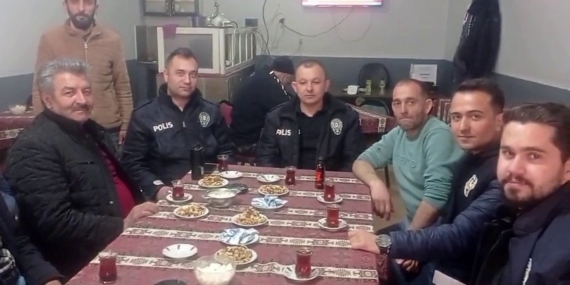 Kavga İhbarına Giden Ekibe Sıcak Çay İkramı Kavga İhbarına Giden Ekibe Sıcak Çay İkramı