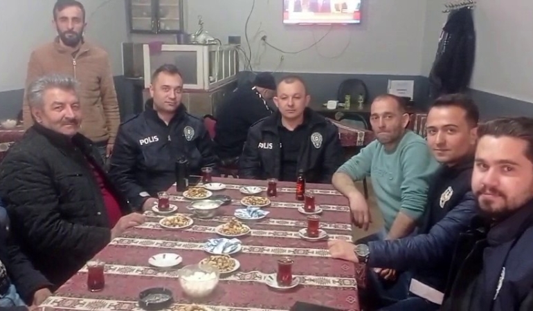 kavga-ihbarina-giden-ekibe-sicak-cay-ikrami-LcQwZWrV.jpg