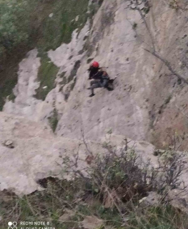 kayaliklarda-mahsur-kalan-coban-3-saatlik-mucadeleyle-kurtarildi-X317TYbH.jpg
