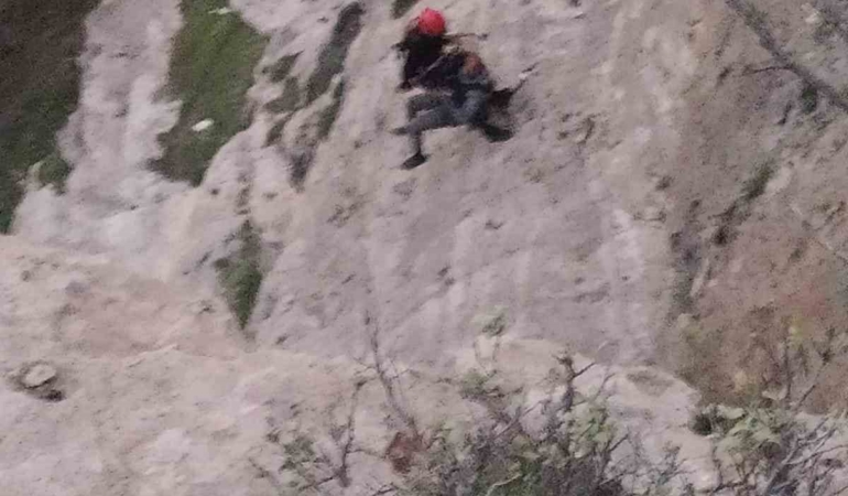 kayaliklarda-mahsur-kalan-coban-3-saatlik-mucadeleyle-kurtarildi-X317TYbH.jpg