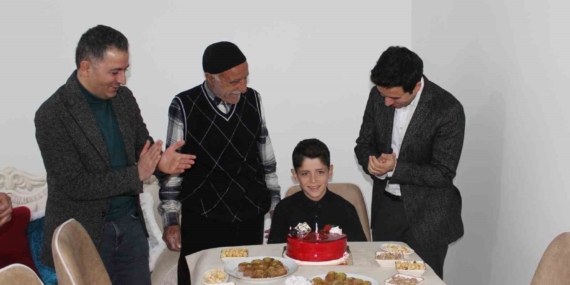Kaymakam Güzel'in Şehit Ailesine Özel Doğum Günü Sürprizi Kaymakam Güzel’in Şehit Ailesine Özel Doğum Günü Sürprizi