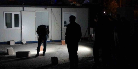 Konteyner İçinde Yaralanan Şahıs, Boş Kovanların Dışarıda Bulunmasını Açıkladı Konteyner İçinde Yaralanan Şahıs, Boş Kovanların Dışarıda Bulunmasını Açıkladı