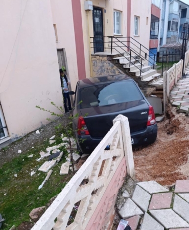 kontrolden-cikan-otomobil-bahceyi-asarak-uctu-aiPZQJNA.jpg