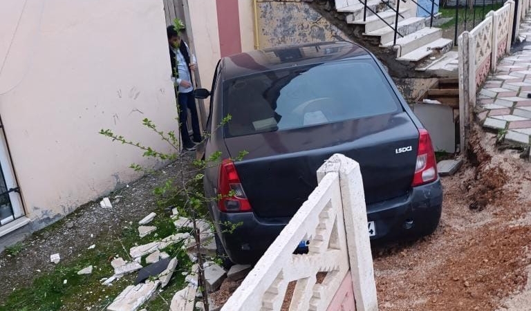 kontrolden-cikan-otomobil-bahceyi-asarak-uctu-aiPZQJNA.jpg