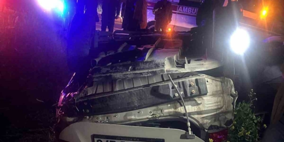 Kontrolden Çıkan Otomobil Şarampole Uçtu: 1 Ölü, 3 Yaralı Kontrolden Çıkan Otomobil Şarampole Uçtu: 1 Ölü, 3 Yaralı