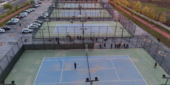 Kortta Heyecan Dolu Mücadele: Kıran Kırana Rekabet Kortta Heyecan Dolu Mücadele: Kıran Kırana Rekabet