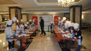 kucuk-ascilar-cupcake-atolyesinde-bulustu-bpGcL7kb.jpg