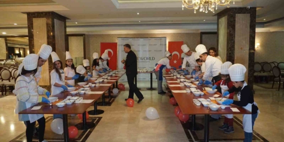 Küçük Aşçılar Cupcake Atölyesi'nde Buluştu Küçük Aşçılar Cupcake Atölyesi’nde Buluştu