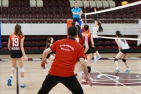malatya-genclik-ve-spor-il-mudurlugu-voleybol-takimi-gruplarda-sampiyonluk-sevinci-yasadi-pXjEcRag.jpg