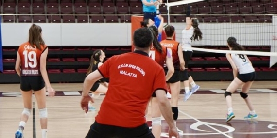 Malatya Gençlik ve Spor İl Müdürlüğü Voleybol Takımı, Gruplarda Şampiyonluk Sevinci Yaşadı Malatya Gençlik ve Spor İl Müdürlüğü Voleybol Takımı, Gruplarda Şampiyonluk Sevinci Yaşadı
