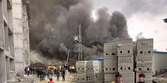 Malatya'da 150 İşçiyi Tehdit Eden Korkunç Konteyner Yangını Malatya’da 150 İşçiyi Tehdit Eden Korkunç Konteyner Yangını