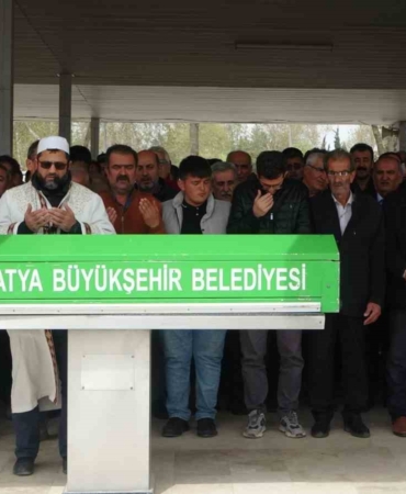 malatyada-annesi-tarafindan-bogularak-hayatini-kaybeden-ogretmen-topraga-verildi-6QJOnV2u.jpg