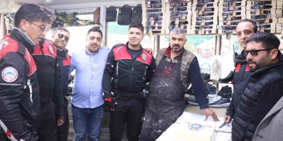 Malatya'da Kavga İhbarıyla Giden Polis Ekibi Şaşkınlık İçinde Kaldı Malatya’da Kavga İhbarıyla Giden Polis Ekibi Şaşkınlık İçinde Kaldı