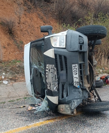 malatyada-kontrolden-cikan-minibus-devrildi-5-kisi-yaralandi-c3Cll7HS.jpg
