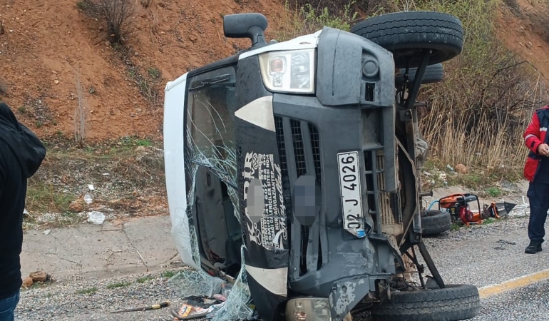 malatyada-kontrolden-cikan-minibus-devrildi-5-kisi-yaralandi-c3Cll7HS.jpg