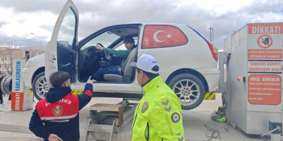 Malatya'da Öğrencilere Simülasyon ile Emniyet Kemeri Bilinçlendirme Etkinliği Malatya’da Öğrencilere Simülasyon ile Emniyet Kemeri Bilinçlendirme Etkinliği