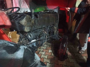 malatyada-park-halindeki-traktor-alev-alev-yandi-kullanilamaz-hale-geldi-1m3ehqJb.jpg