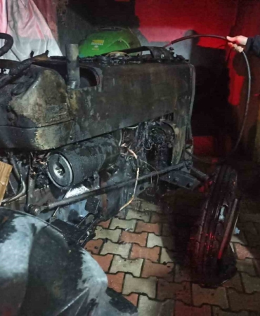 malatyada-park-halindeki-traktor-alev-alev-yandi-kullanilamaz-hale-geldi-1m3ehqJb.jpg