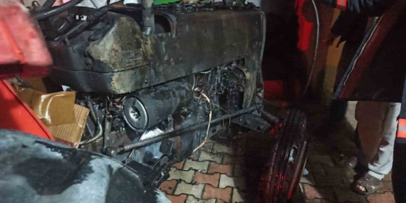 Malatya’da Park Halindeki Traktör Alev Alev Yandı: Kullanılamaz Hale Geldi