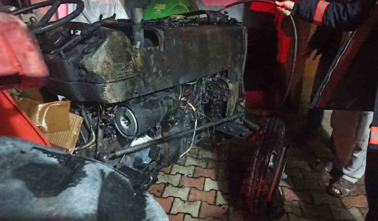 malatyada-park-halindeki-traktor-alev-alev-yandi-kullanilamaz-hale-geldi-1m3ehqJb.jpg