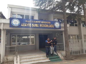 malatyada-sasirtan-dolandiricilik-bilezik-siparisiyle-kuyumcuyu-kandiran-dolandirici-4NgiyVuE.jpg