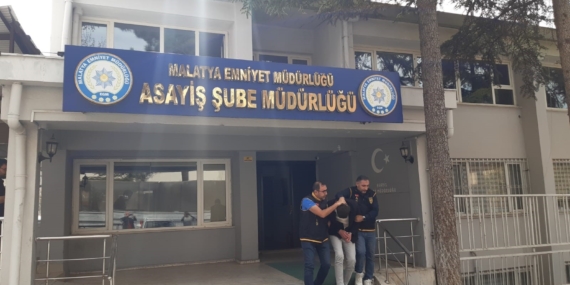 Malatya'da Şaşırtan Dolandırıcılık: Bilezik Siparişiyle Kuyumcuyu Kandıran Dolandırıcı Malatya’da Şaşırtan Dolandırıcılık: Bilezik Siparişiyle Kuyumcuyu Kandıran Dolandırıcı