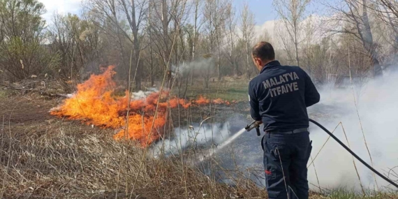 Malatya'da Üç Farklı Noktada Bahçe ve Sazlık Yangını: Detaylar ve Gelişmeler Malatya’da Üç Farklı Noktada Bahçe ve Sazlık Yangını: Detaylar ve Gelişmeler