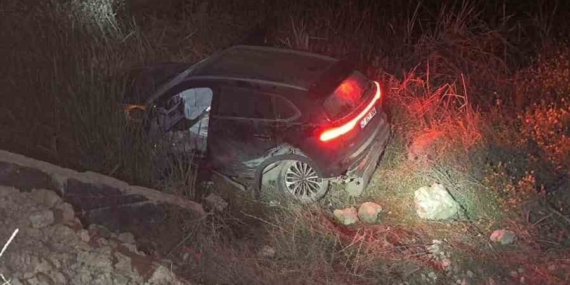 Mardin'de Cipin Şarampole Devrilmesi: 2 Kişi Yaralı Mardin’de Cipin Şarampole Devrilmesi: 2 Kişi Yaralı