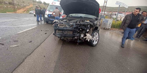 Mardin'de Hafif Ticari Araç ile Otomobil Çarpıştı: 2 Kişi Yaralandı Mardin’de Hafif Ticari Araç ile Otomobil Çarpıştı: 2 Kişi Yaralandı