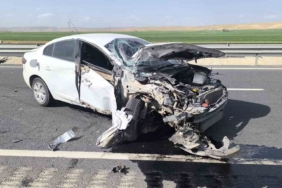 mardinde-otomobil-bariyerlere-carpti-1-kisi-yaralandi-hDQQyBTB.jpg