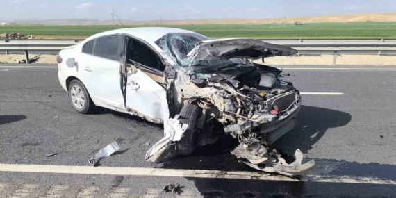 Mardin'de Otomobil Bariyerlere Çarptı: 1 Kişi Yaralandı Mardin’de Otomobil Bariyerlere Çarptı: 1 Kişi Yaralandı