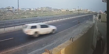 mardinde-polise-carpan-surucunun-dur-ihtarina-uymadigi-anlar-kamerada-HBqjmWEd.jpg