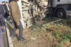 mardinde-tir-ve-panelvan-carpisti-bir-kisi-yaralandi-5j35MdPE.jpg