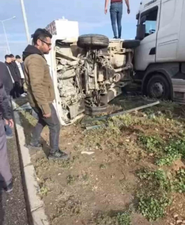 mardinde-tir-ve-panelvan-carpisti-bir-kisi-yaralandi-5j35MdPE.jpg