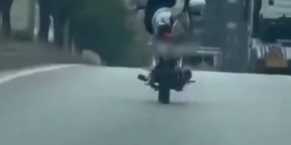 Motosikletle Şaşırtıcı Akrobatik Hareketler Yapan Sürücü, Cezadan Kaçamadı Motosikletle Şaşırtıcı Akrobatik Hareketler Yapan Sürücü, Cezadan Kaçamadı