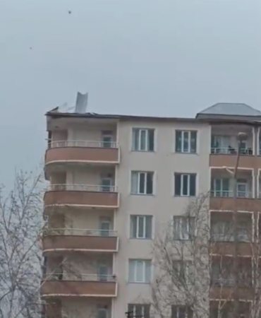 musta-firtina-catilari-ucurarak-can-ve-mal-kaybina-neden-oldu-p98rXryN.jpg