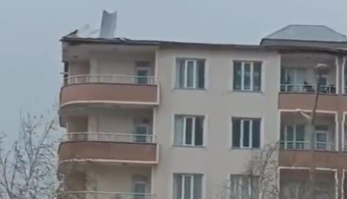 Muş'ta Fırtına Çatıları Uçurarak Can ve Mal Kaybına Neden Oldu Muş’ta Fırtına Çatıları Uçurarak Can ve Mal Kaybına Neden Oldu