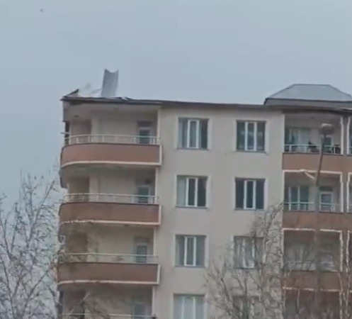 musta-firtina-catilari-ucurarak-can-ve-mal-kaybina-neden-oldu-p98rXryN.jpg