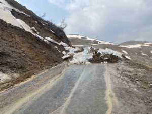 musta-sarsici-heyelan-olayi-doga-yeniden-harekete-gecti-fQ8A9nqp.jpg
