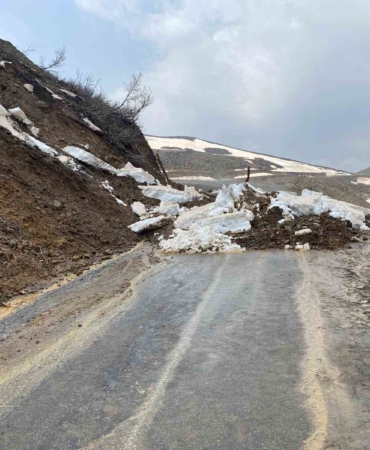 musta-sarsici-heyelan-olayi-doga-yeniden-harekete-gecti-fQ8A9nqp.jpg