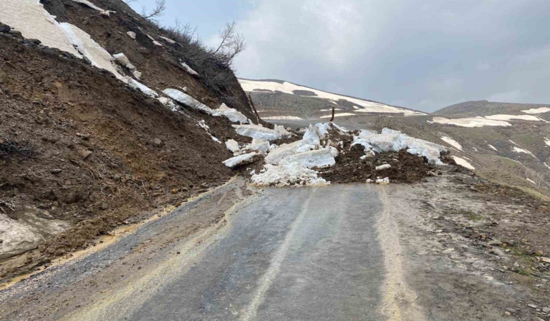 musta-sarsici-heyelan-olayi-doga-yeniden-harekete-gecti-fQ8A9nqp.jpg