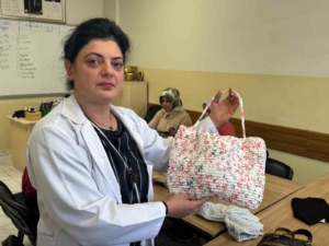 naylon-posetler-rengarenk-cantalara-donusuyor-surdurulebilir-moda-6GTIVePI.jpg