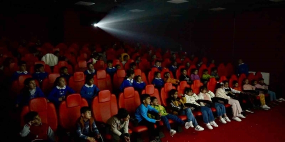 Öğretmenin Hayali Gerçekleşti: Öğrenciler Sinemayla İlk Kez Buluştu Öğretmenin Hayali Gerçekleşti: Öğrenciler Sinemayla İlk Kez Buluştu