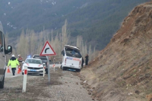oltuda-feci-kaza-servis-araciyla-meydana-gelen-kazada-11-yarali-1-hayatini-kaybetti-XB1AAEQK.jpg