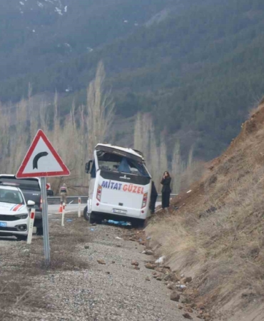 oltuda-feci-kaza-servis-araciyla-meydana-gelen-kazada-11-yarali-1-hayatini-kaybetti-XB1AAEQK.jpg