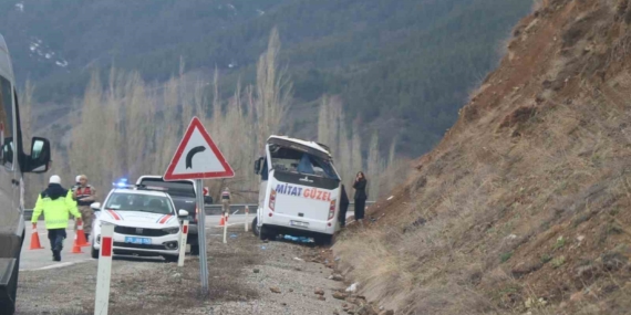 Oltu'da Feci Kaza: Servis Aracıyla Meydana Gelen Kazada 11 Yaralı, 1 Hayatını Kaybetti Oltu’da Feci Kaza: Servis Aracıyla Meydana Gelen Kazada 11 Yaralı, 1 Hayatını Kaybetti